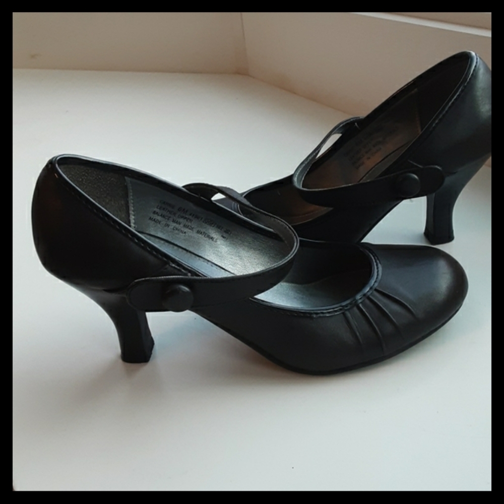 Apostrophe heels, leather, black Mary Janes sz 6 M